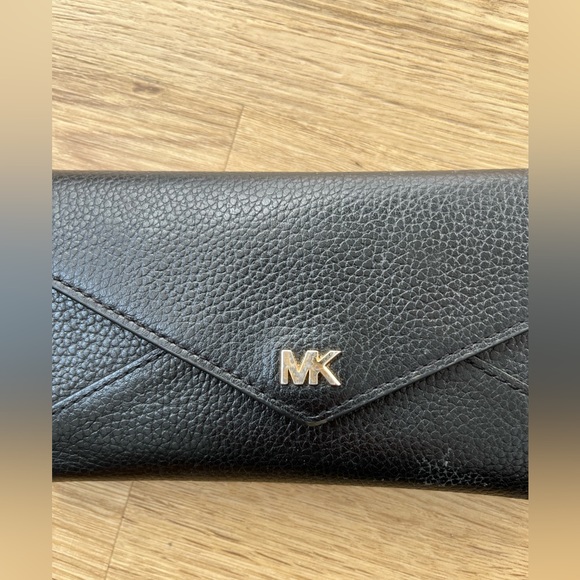 Michael Kors Envelope Wallet - Picture 2 of 5